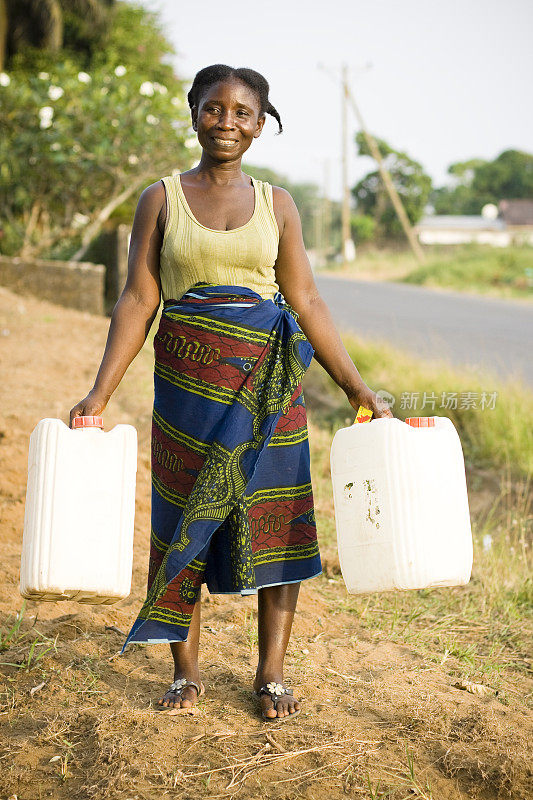拎着水罐的非洲妇女
