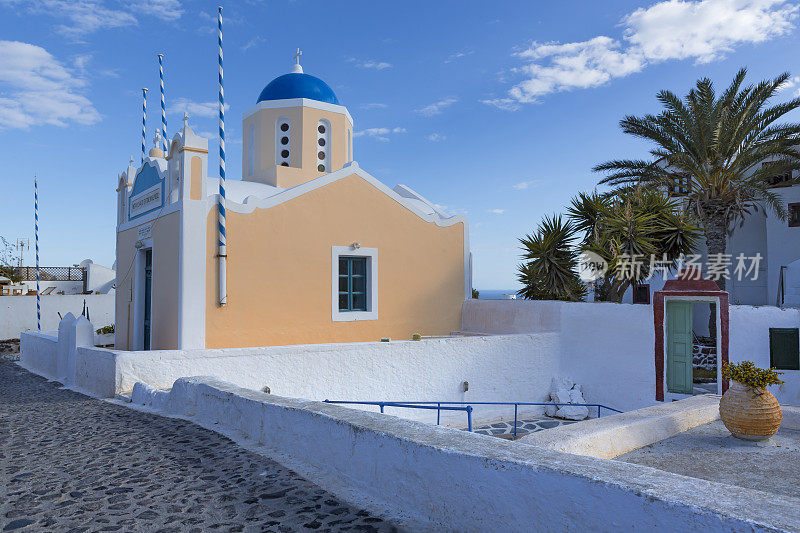 希腊伊亚岛圣托里尼教堂的十字钟楼