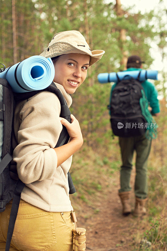 夫妇一起徒步旅行