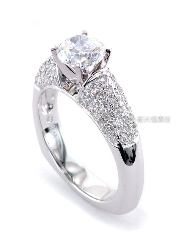 女人的钻石和白金结婚戒指