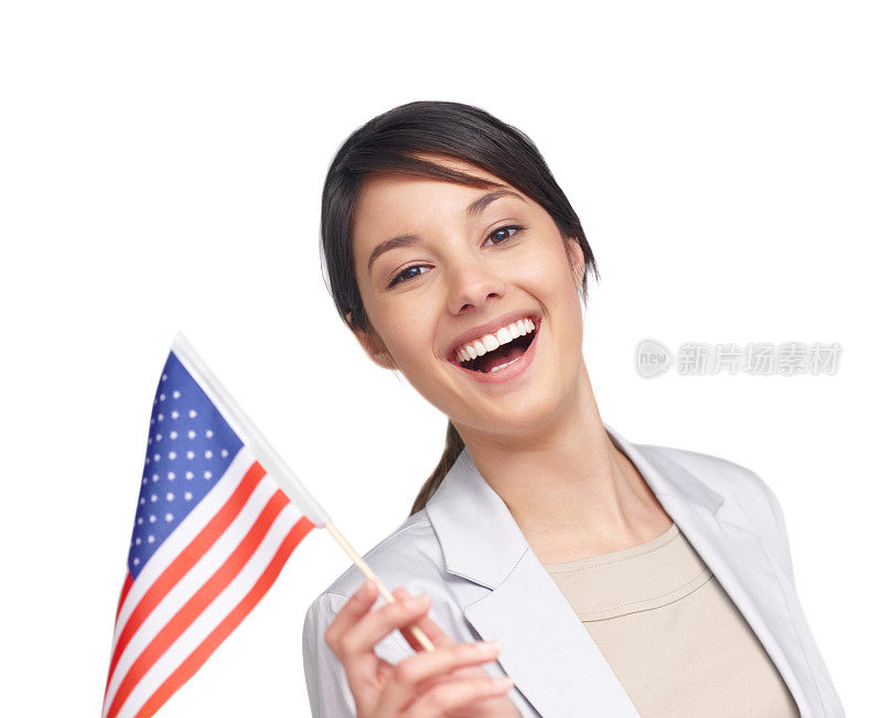 快乐的年轻女子举着一面美国国旗在白色的背景