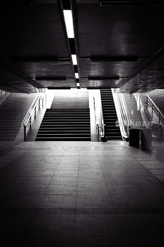 地铁站的地下通道