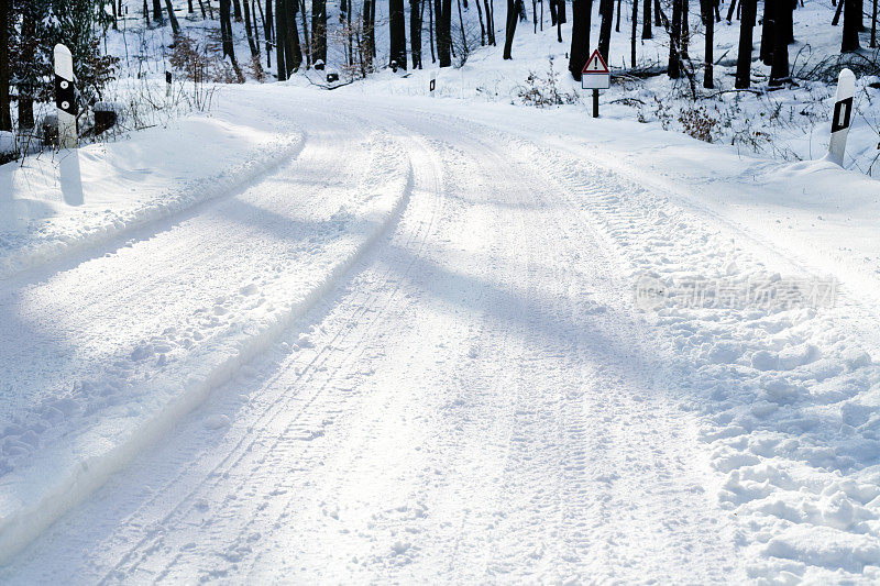 白雪覆盖的森林道路