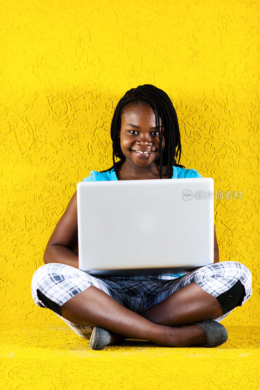 非洲学生坐在笔记本电脑