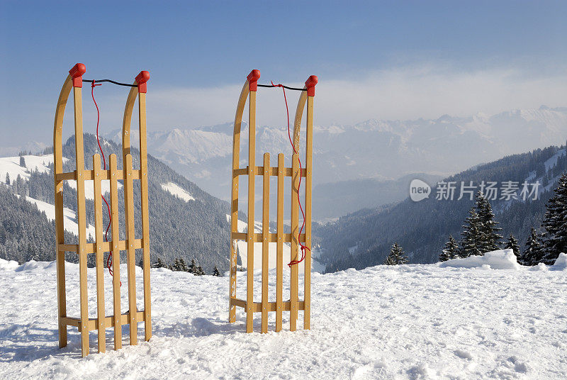 冬季景观中的雪橇