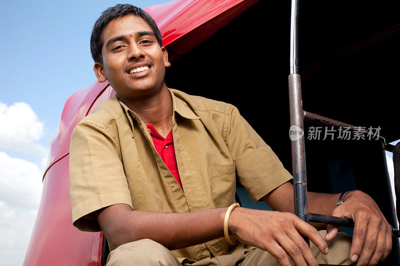 年轻开朗的印度人力车司机