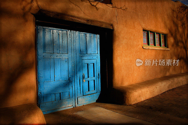 蓝色门和重土坯墙新墨西哥圣达菲