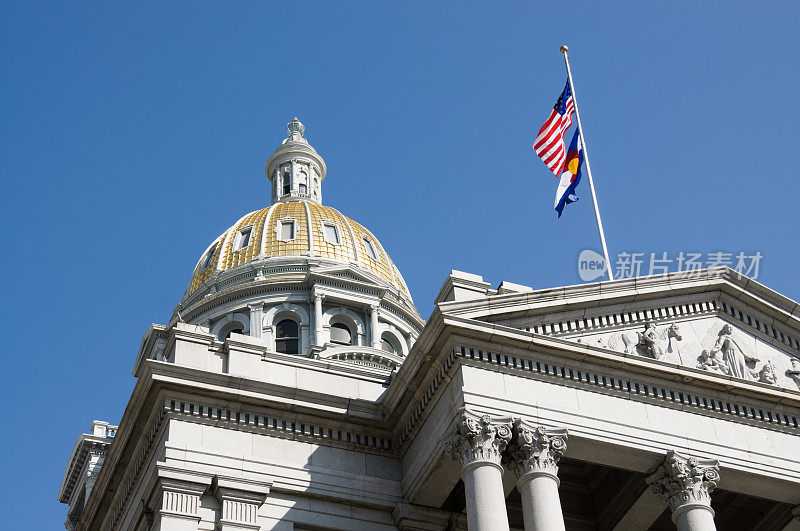 科罗拉多州的国会大厦和旗帜