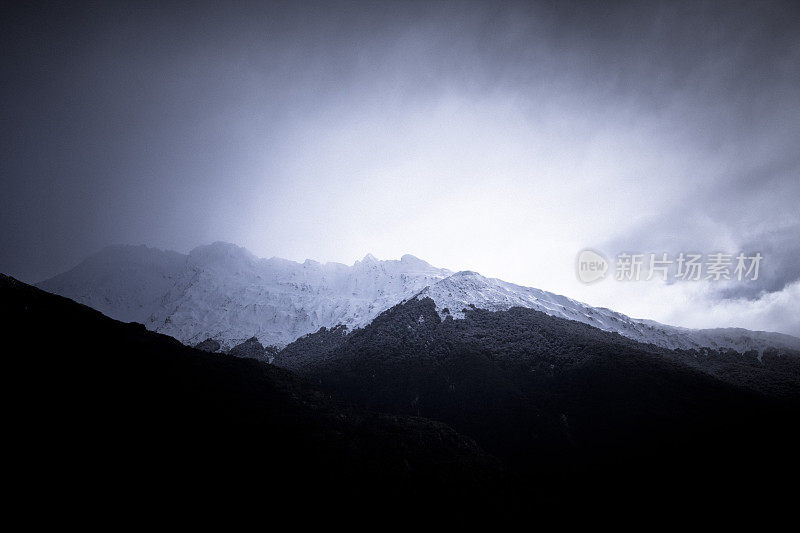 白雪皑皑的山顶