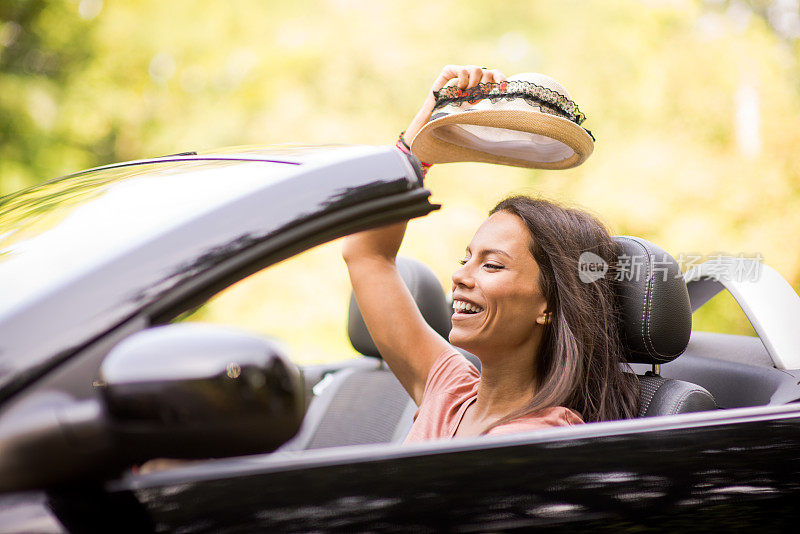 漂亮女人开敞篷车