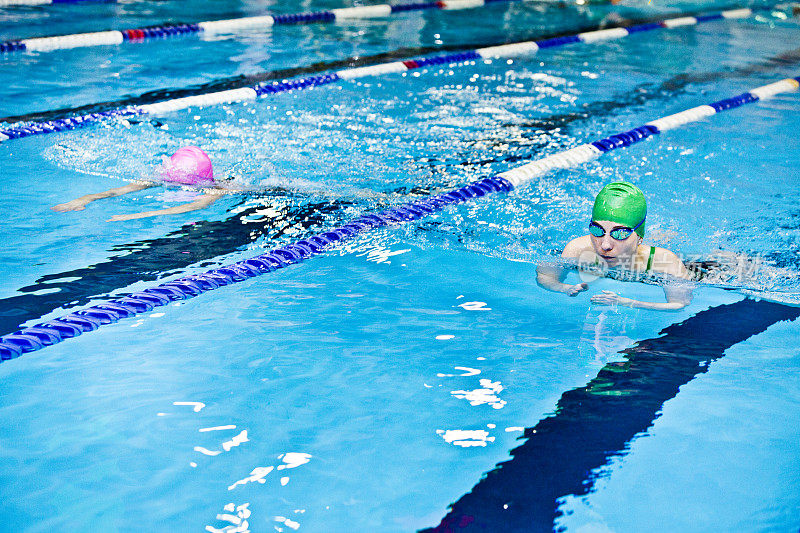 女运动员在室内游泳池游泳