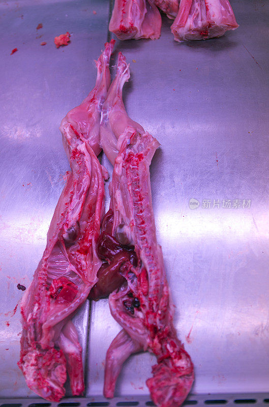 在西班牙巴塞罗那的肉店，切成薄片的兔肉