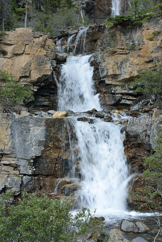 在贾斯帕国家公园的纠结瀑布