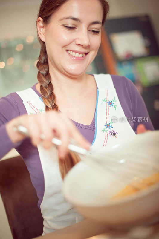 女人烤圣诞饼干