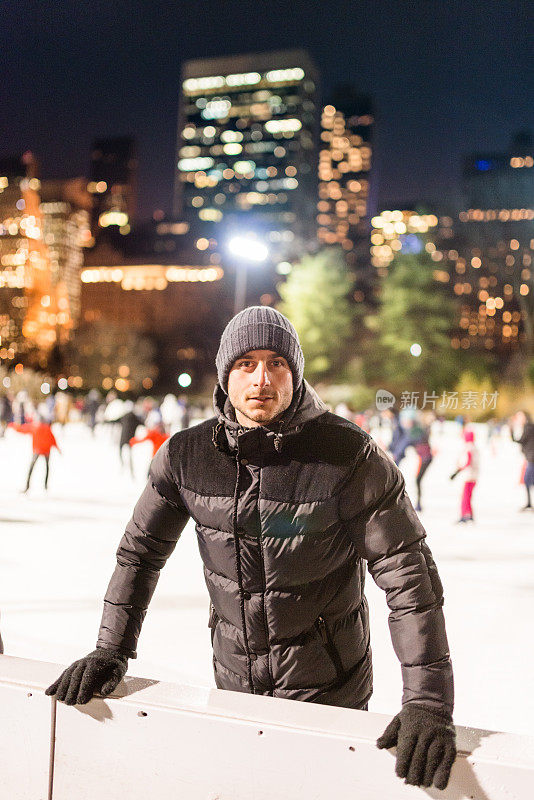 新年在纽约中央公园，人们在滑冰