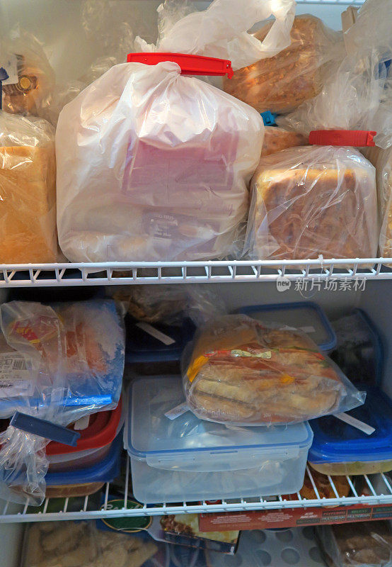家里的冰箱里装着面包和食物