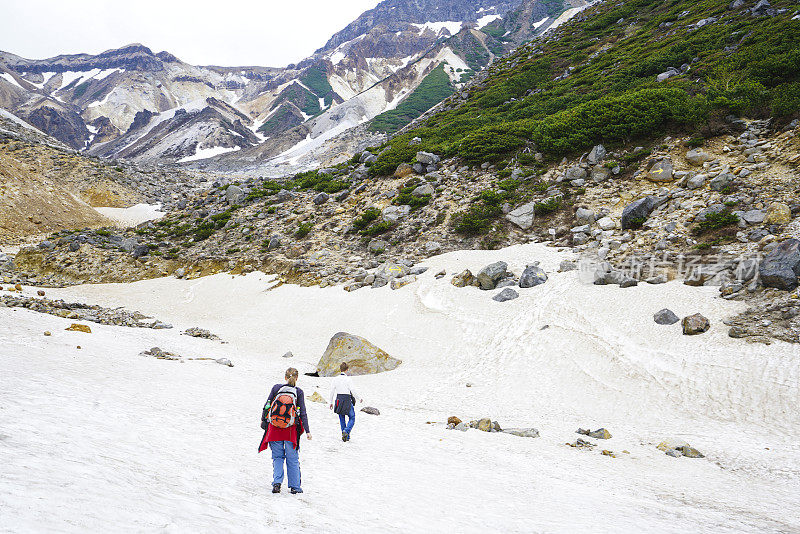 游客步行前往北海道Tokachidake活火山