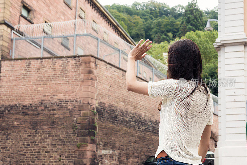 年轻女子想念她被监禁的男友