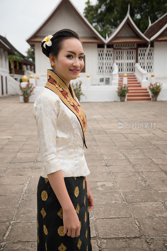 美丽的老挝妇女在传统服装