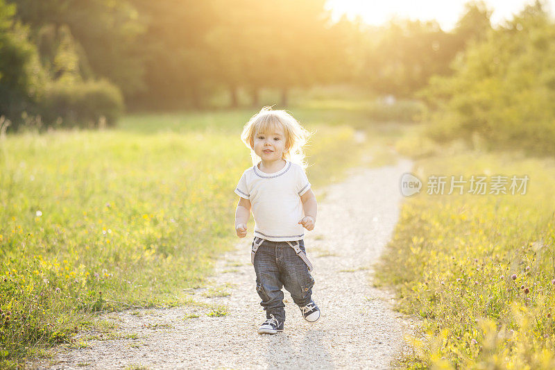 快乐的小男孩在跑步，玩得很开心