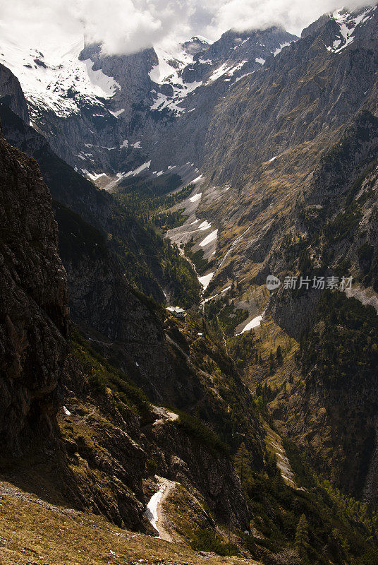 路径高于Höllentalklamm山谷和Zugspitze山背后的云