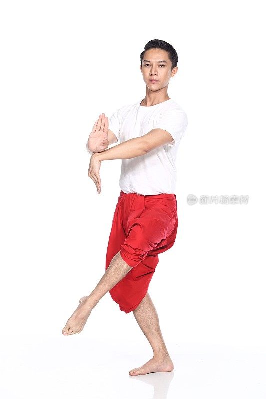亚洲泰国谭皮肤男子古典舞蹈白衬衫红色缠腰布