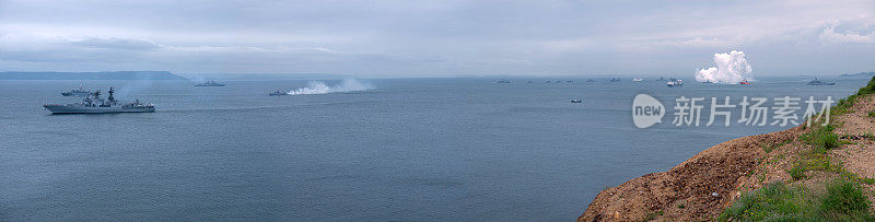 俄罗斯战舰在海军假日军事演习中开火
