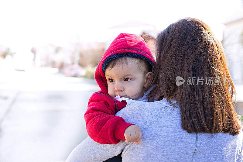 有趣的愤怒的婴儿