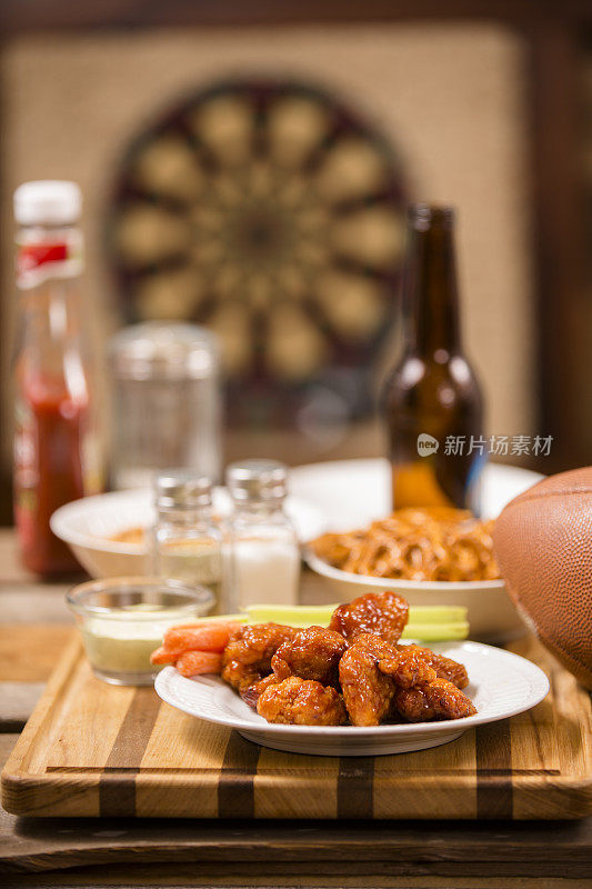 酒吧食物，体育酒吧。零食、啤酒、足球。辣的鸡翅。