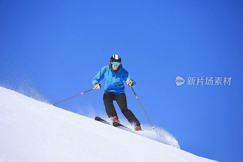 成熟的男人在阳光明媚的滑雪场滑雪