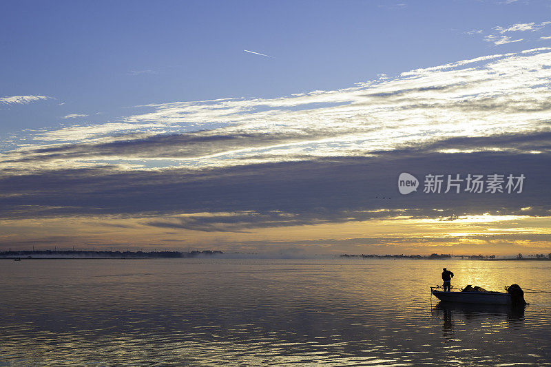 清晨在东湖钓鲈鱼