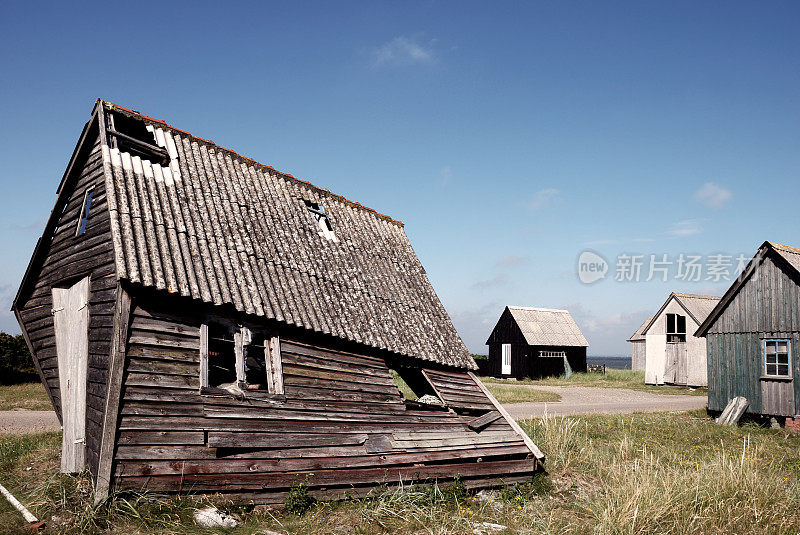 摇摇欲坠的小屋