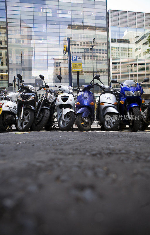 摩托车在城市+copyspace