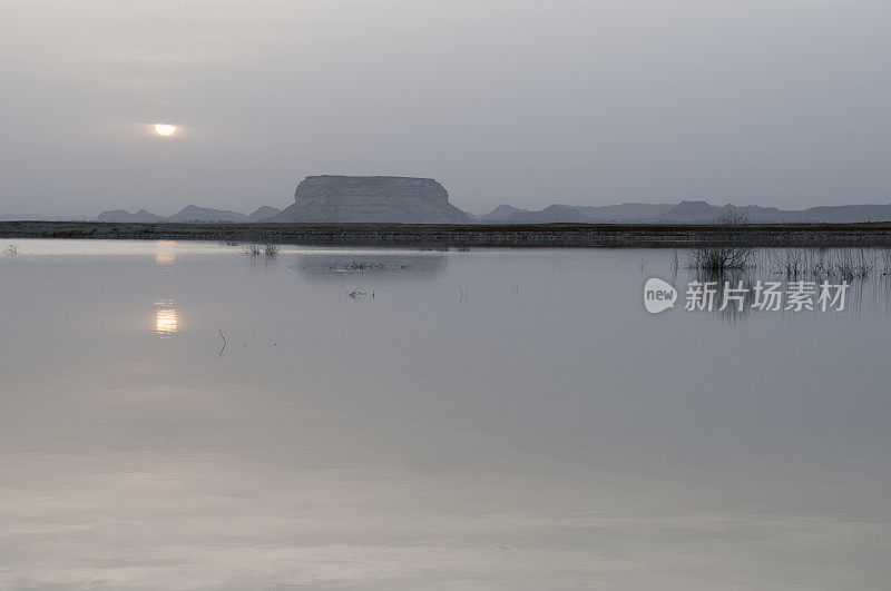 锡瓦湖上的日落(埃及锡瓦)