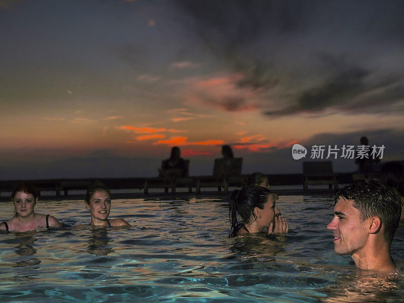 青少年和日落游泳在索林