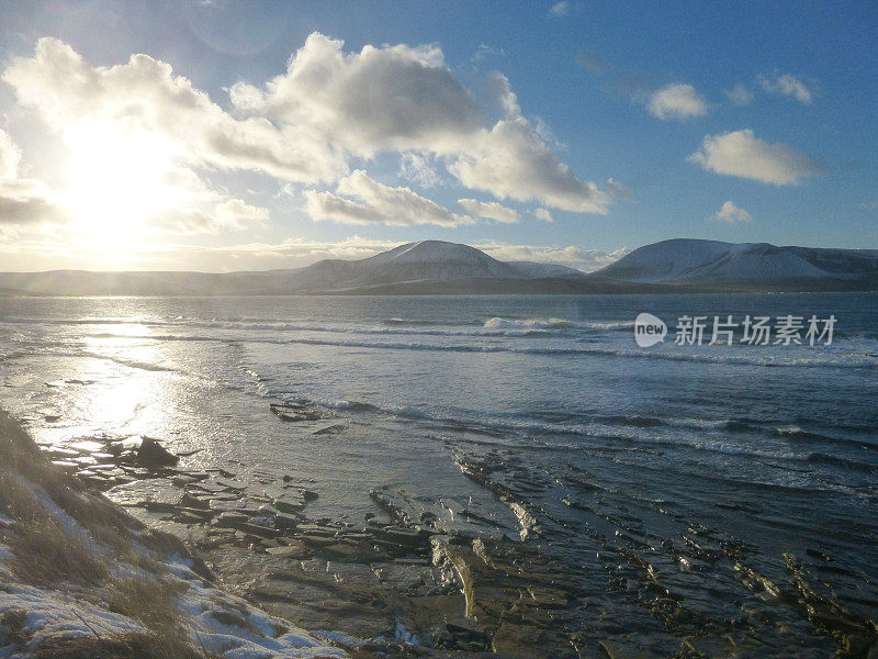 奥克尼冬日的阳光穿过雪地和大海