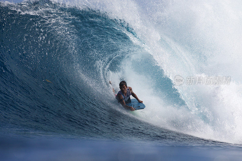 Bodyboarder得到桶装的