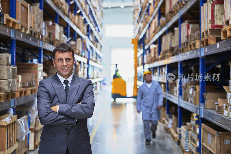 经理站在仓库过道上