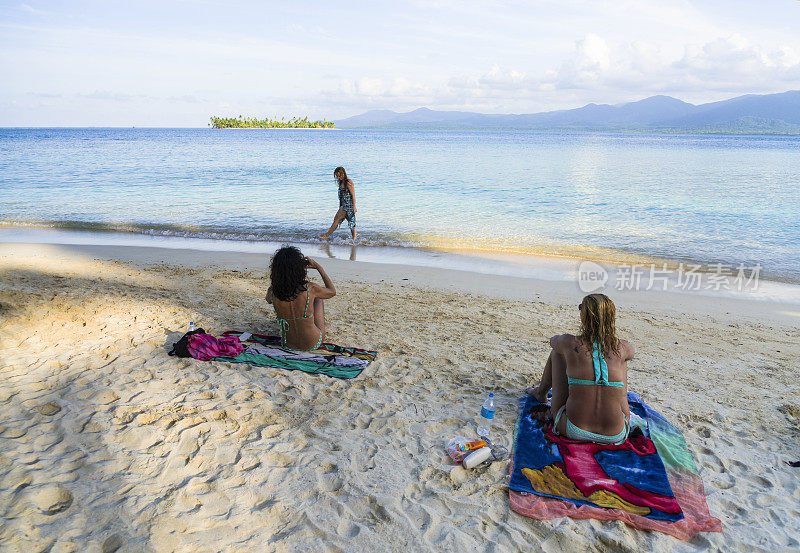 在加勒比海的纳兰霍奇科岛海滩上的女人的背影看