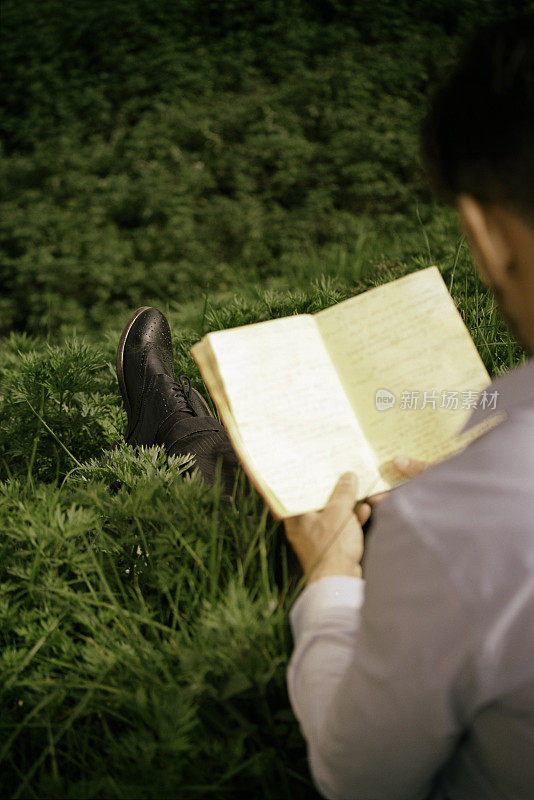 一个人坐在乡下读笔记本