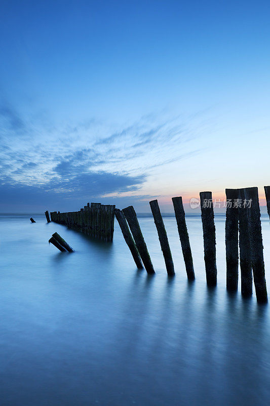 黄昏时分，荷兰北部海滩上的防波堤