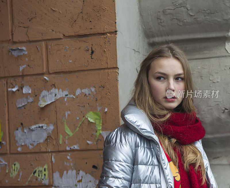 年轻的白人女孩模特站在街道利沃夫乌克兰
