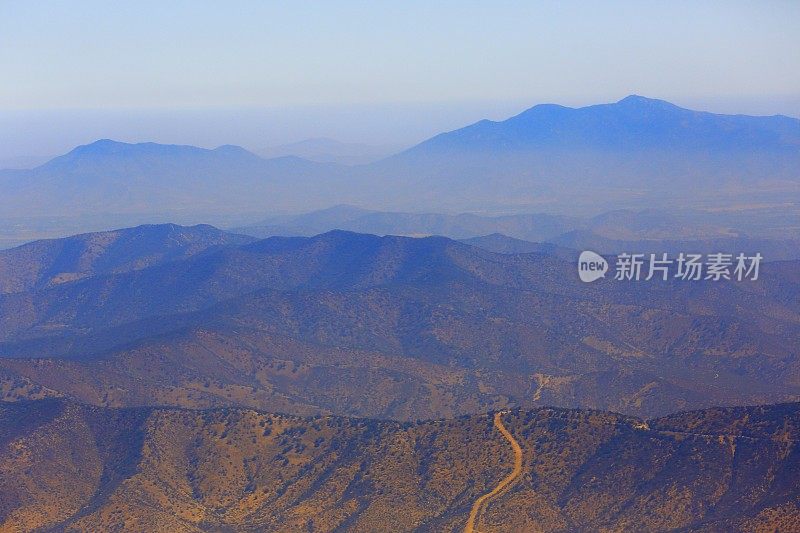 令人印象深刻的公路进入安第斯高原山脉的空中剪影