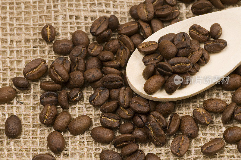 用木勺舀咖啡豆