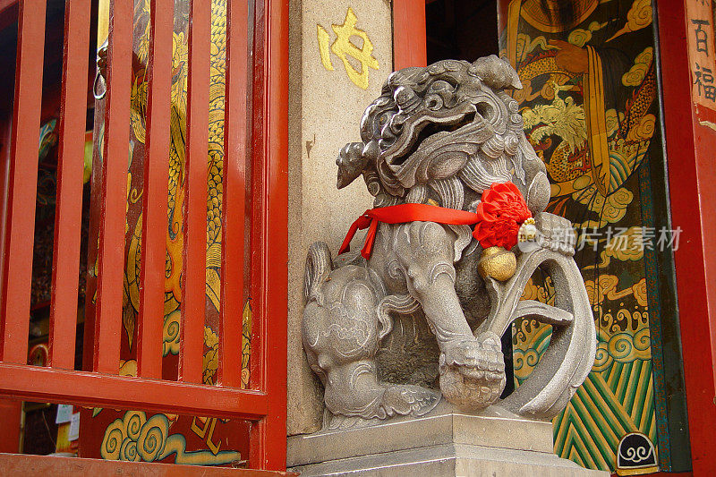 寺庙入口处的中国狮子