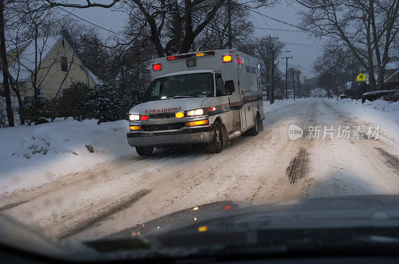 救护车在被雪覆盖的道路上响应