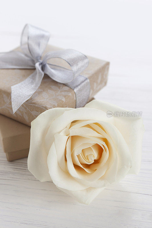 礼盒和白玫瑰
