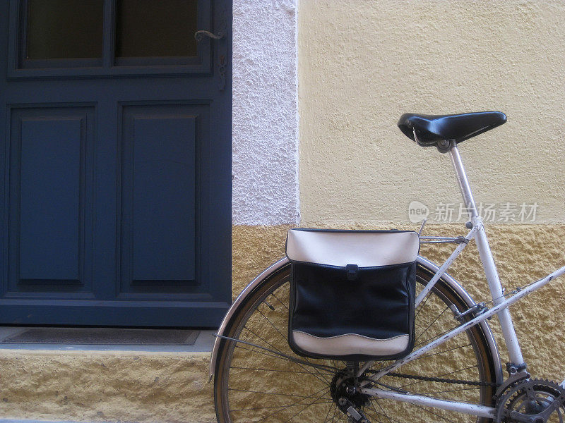 自行车靠在墙上