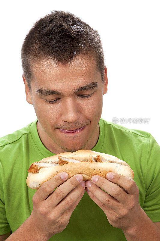 年轻人吃法棍面包
