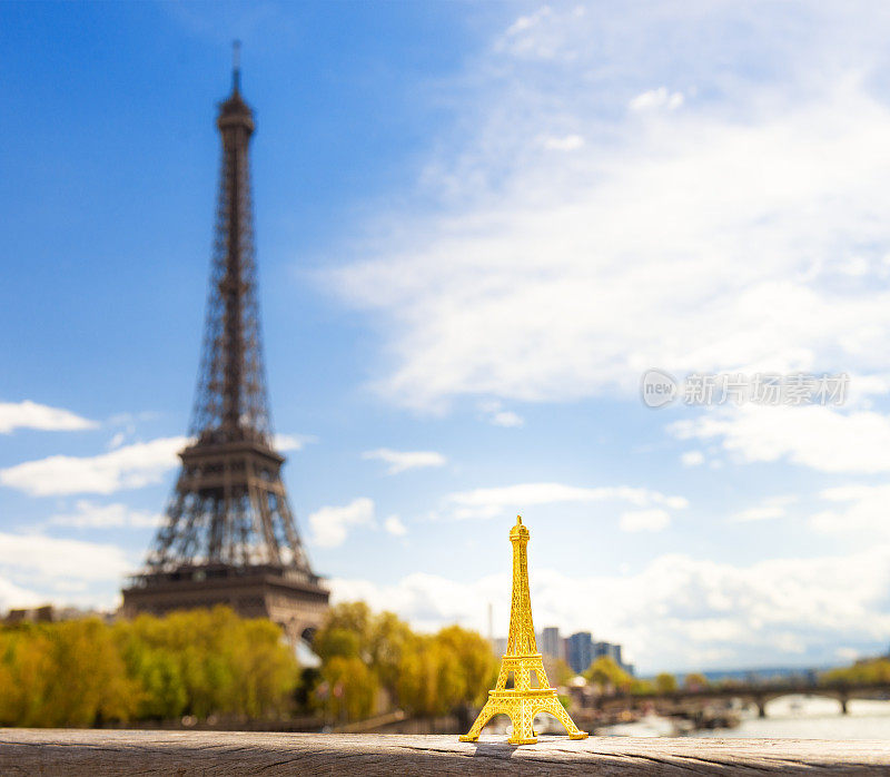 巴黎埃菲尔铁塔的纪念品复制品